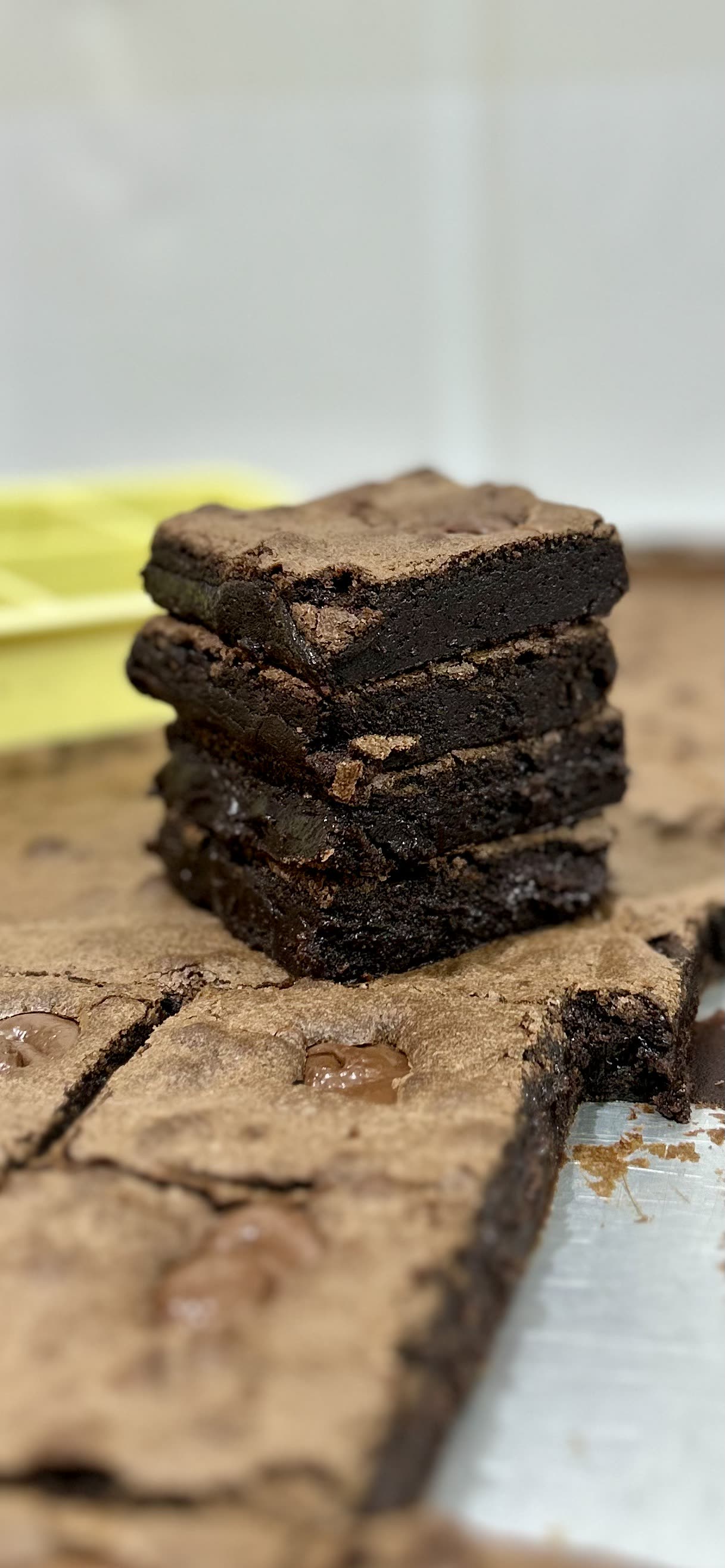 Brownies recheados empilhados sobre a assadeira